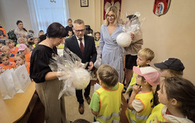 Przedszkolaki w gabinecie Burmistrza Morynia