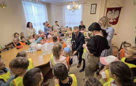 Przedszkolaki w gabinecie Burmistrza Morynia
