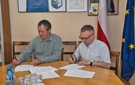 Zdjęcie przedstawia Burmistrza Morynia i Przedstawiciela firmy GranitSport Sp. z o. o. w trakcie podpisywania umowy  