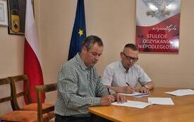 Zdjęcie przedstawia Burmistrza Morynia i Przedstawiciela firmy GranitSport Sp. z o. o. w trakcie podpisywania umowy  