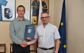 Zdjęcie przedstawia Burmistrza Morynia i Przedstawiciela firmy GranitSport Sp. z o. o. w trakcie podpisywania umowy  