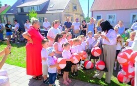 Dzieci, kolorowe piłki, plener