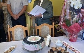 burmistrz czytający życzenia dla jubilatki