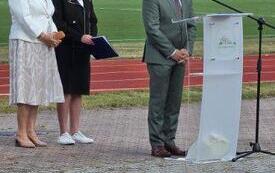 Przedstawiciele urzędu oraz dyrektor ZS przy szkole w Moryniu