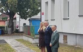 Przedstawiciele urzędu oraz dyrektor ZS przy szkole w Witnicy