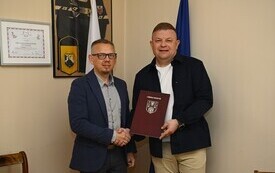 Zdjęcie przedstawia Burmistrza Morynia i Przedstawiciela firmy Miasto Projekt Gryfino w trakcie podpisywania umowy  
