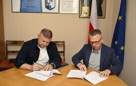 Zdjęcie przedstawia Burmistrza Morynia i Przedstawiciela firmy Miasto Projekt Gryfino w trakcie podpisywania umowy  