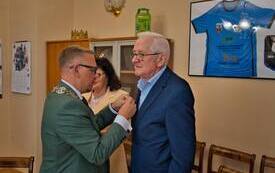 Byrmistrz wpina odznakę