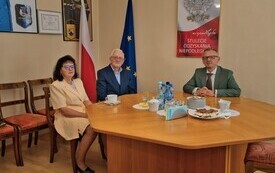 Jubilaci złotych god&oacute;w z burmistrzem przy stole