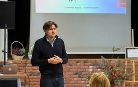uczestnicy sotkania w sali Geoparku temat:hejt i cyberprzemoc 