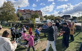 Dzieci na placu zabaw