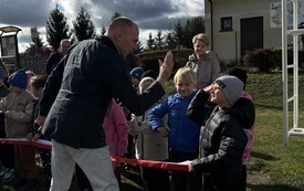 Dzieci na otwarciu palcu zabaw