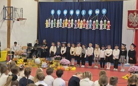 zdjęcie grupowe pierwszoklasist&oacute;w