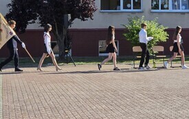 Uczniowie, sztandar szkoły, apel