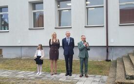 Przedstawiciele urzędu oraz dyrektor ZS przy szkole w Witnicy