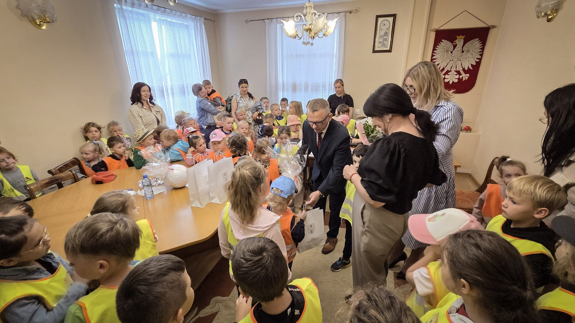 Burmistrz Morynia w&nbsp;gabinecie wręcza upominki przedszkolakom