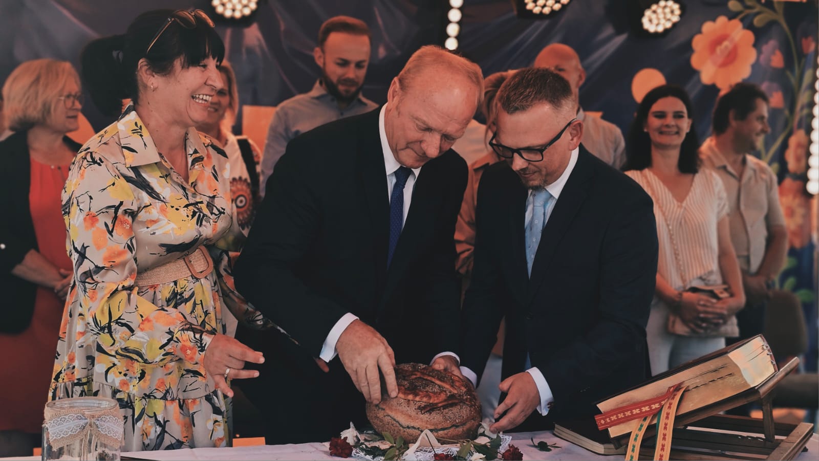 Dożynki Gminne 2025 - na&nbsp;zdjęciu dzielenie chleba przez Burmistrza Morynia, Statostę Dożynek oraz&nbsp;Przewodniczącą Rady Miejskiej