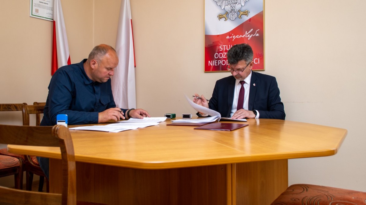 Burmistrz Morynia Józef Piątek oraz właściciel firmy DANKOM Daniel Błażkiewicz