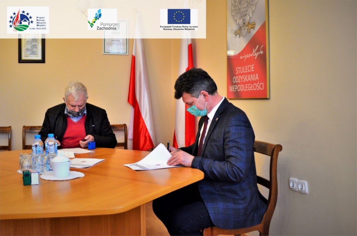   Burmistrz Morynia Józef Piątek podpisuje umowę w swoim gabinecie z przedstawicielem firmy 