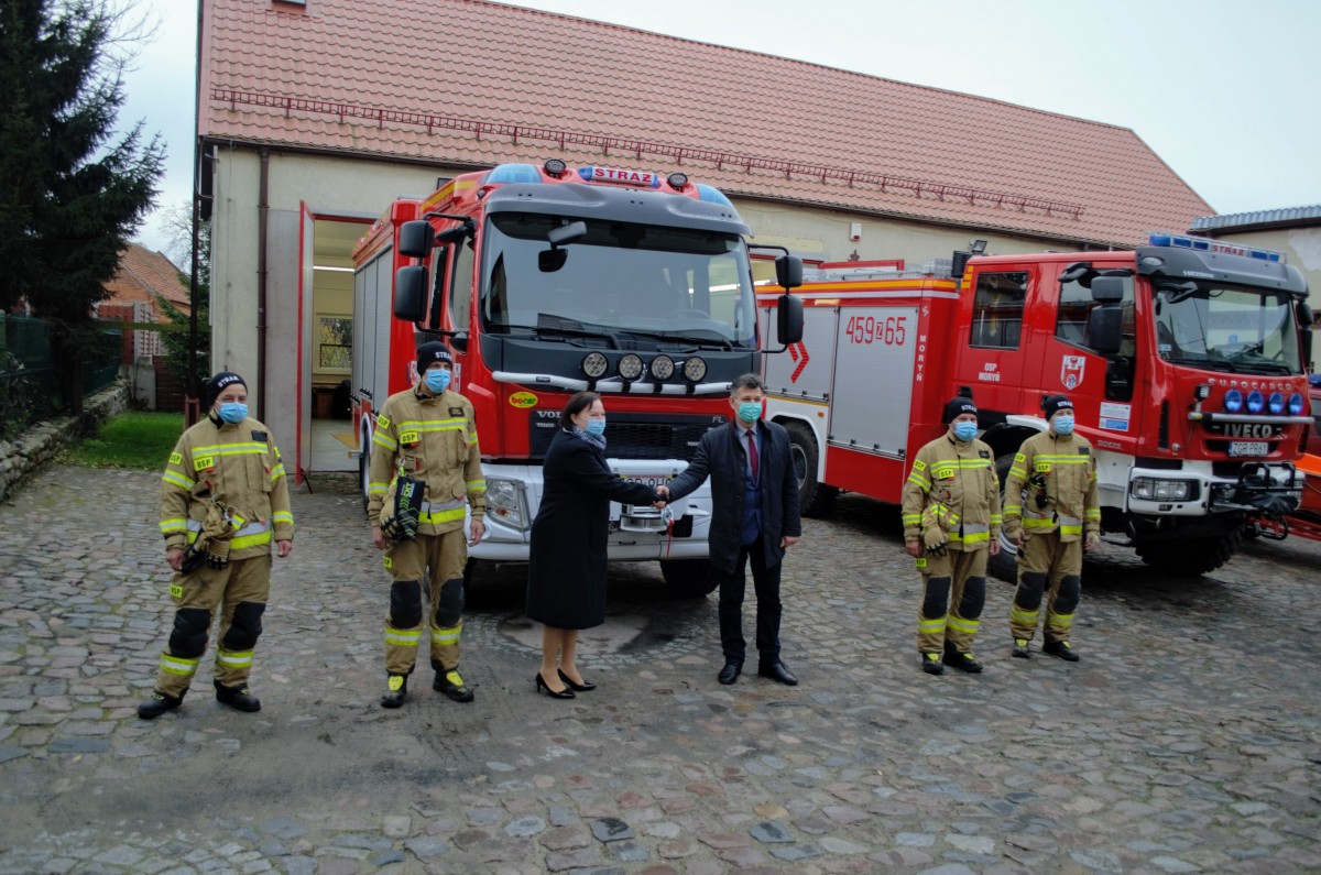 Nowy samochód ratowniczo-gaśniczy w OSP Moryń - Dyrektor WFOŚ i Burmistrz Morynia ze strażakami OSP Moryń