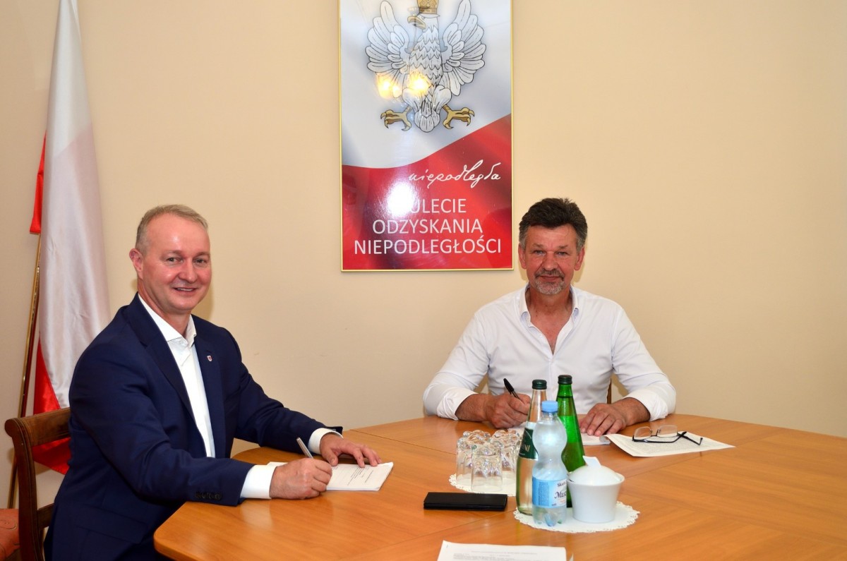 Zdjęcie 3 / 3   Burmistrz Morynia Józef Piątek podpisuje umowę w swoim gabinecie z Wicemarszałkiem Województwa Zachodniopomorskiego Olgierdem Kustoszem