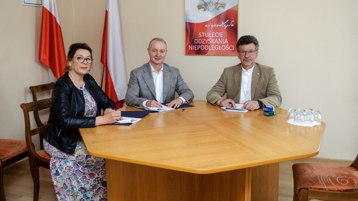 Na zdjęciu Marszałek Województwa Zachodniopomorskiego - Olgierd Kustosz, Dyrektor Miejskiego Ośrodka w Moryniu - Marta Cacek, Burmistrz Morynia - Józef Piątek.
