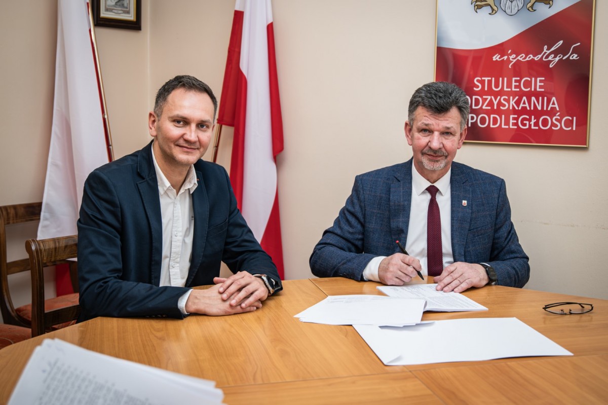mężczyźni przy biurku