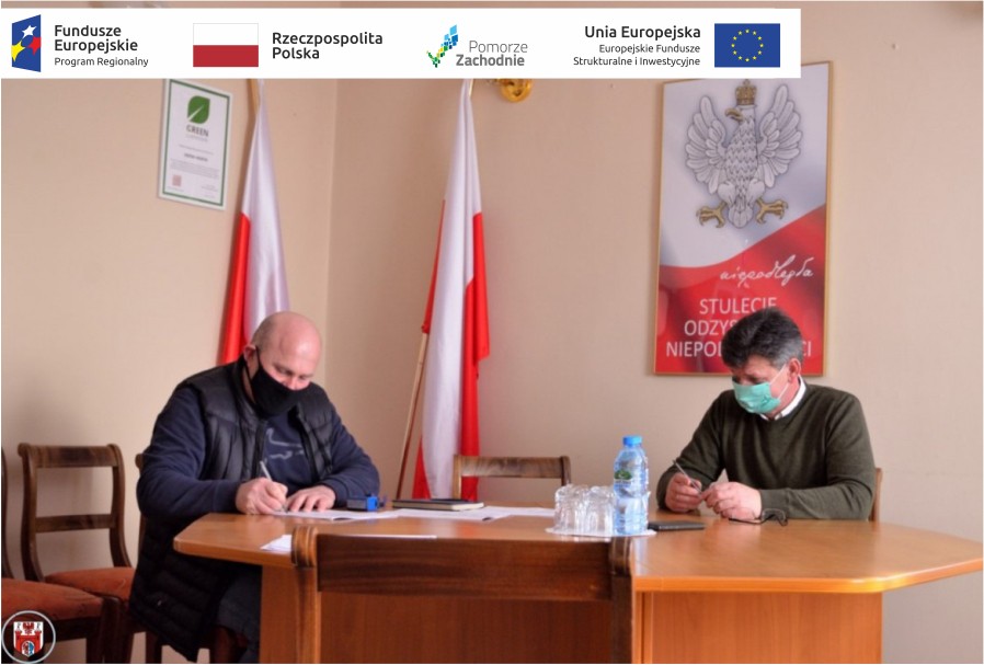 Burmistrz Morynia Józef Piątek podpisuje umowę w swoim gabinecie z przedstawicielem firmy Handel Usługi Ogólnobudowlane „DUO” Grzegorz Walkiewicz.