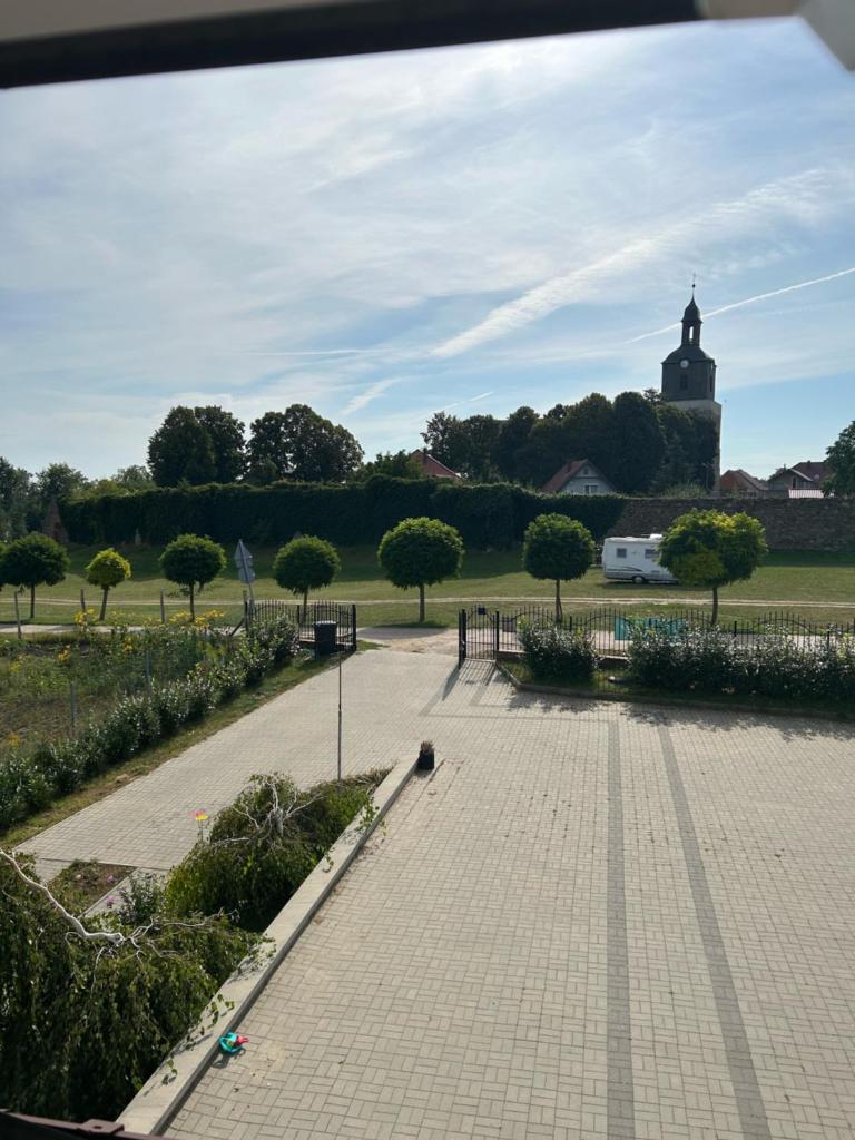 widok z na średniowieczne moryńskie mury oraz kościół pw. świętego ducha w moryniu