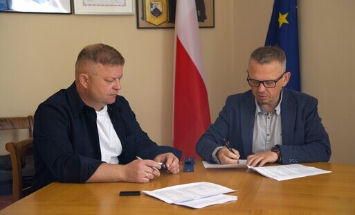 Zdjęcie przedstawia Burmistrza Morynia i Przedstawiciela firmy Miasto Projekt Gryfino w trakcie podpisywania umowy  