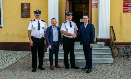 czterech mężczyzn przed urzędem miejskim w Moryniu