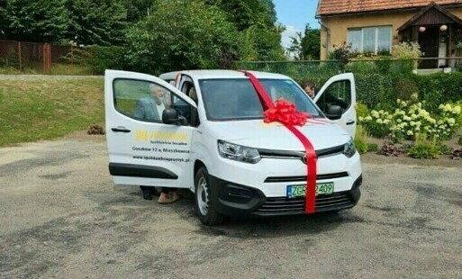 samochód owinięty kokardą