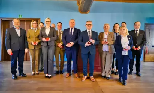 osoby zebrane na podpisaniu listu