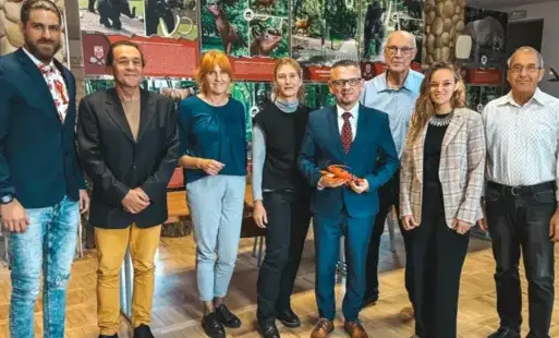 Zdjęcie grupowe w sali Geoparku w Moryniu przedstawicieli Spółdzielni Socjalnej Tworzyć Razem oraz niemieckiego stowarzyszenia Schwedter Geschichtsverein e.V.