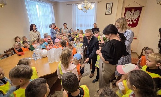 Przedszkolaki w gabinecie Burmistrza Morynia