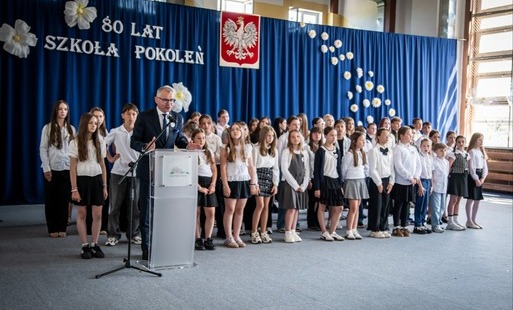 Dyrektor ZS i uczniowie na uroczystości 80 lecia Szkoły w Moryniu
