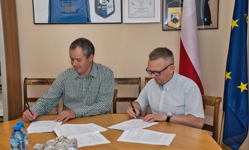Zdjęcie przedstawia Burmistrza Morynia i Przedstawiciela firmy GranitSport Sp. z o. o. w trakcie podpisywania umowy  