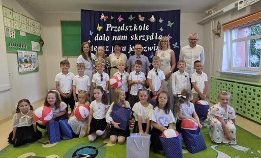 Zdjęcie grupowe, przedszkolaki, koniec roku, sala szkolna