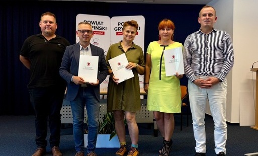 Zdjęcie do Podpisano umowy w ramach program&oacute;w &bdquo;Granty Sołeckie&rdquo; i &bdquo;Nasze zwierzaki&rdquo;. Dofinansowanie trafi r&oacute;wnież do Gminy Moryń
