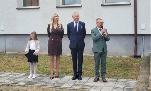 Przedstawiciele urzędu oraz dyrektor ZS przy szkole w Witnicy