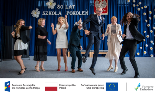Zespół projektowy na tle dekoracji 80-lecia szkoły 