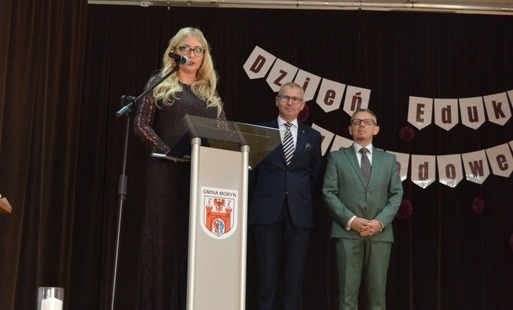 Burmistrz, Dyrektor ZS oraz Kierownik ROO na scenie podczas obchodów Dnia Nauczyciela