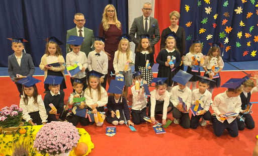 Zdjęcie do Uroczyste pasowanie pierwszoklasist&oacute;w w Szkole Podstawowej w Moryniu
