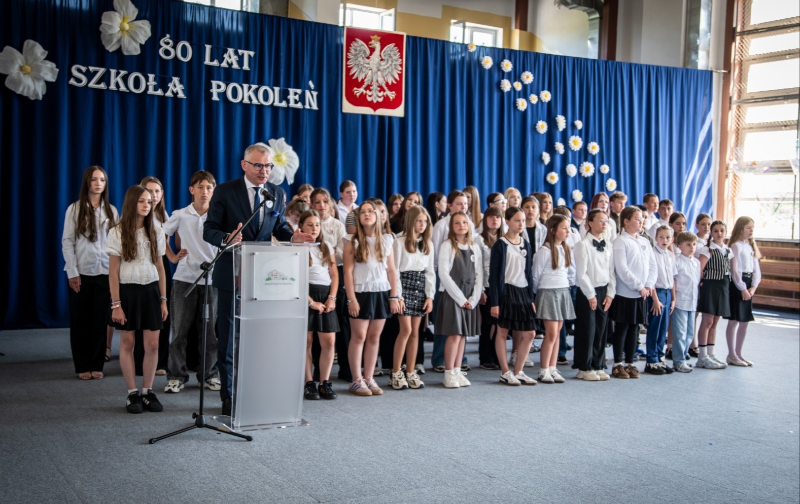 Dyrektor i&nbsp;uczniowie na&nbsp;uroczystości 80 lecia Szkoły w&nbsp;Moryniu